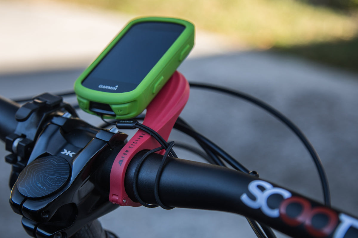 KOM Garmin Classic Out-Front Mount, on a handlebar with a Garmin computer in a green case