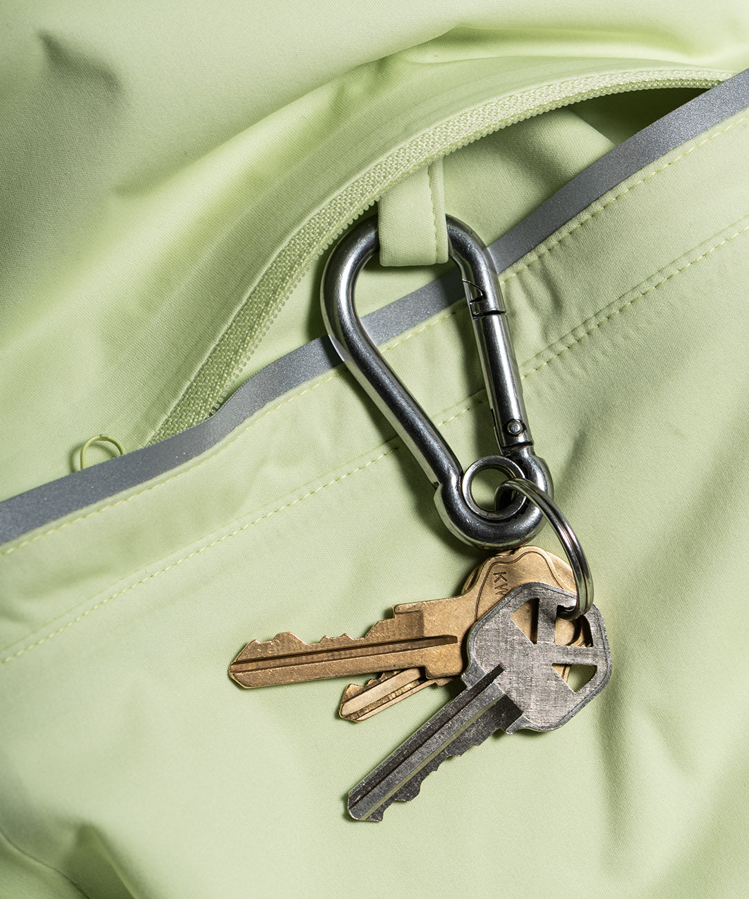 Women's Cloudburst Jacket, close-up of the key clip