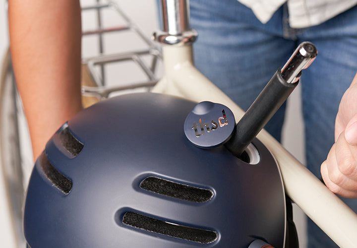 Chapter MIPS Helmet, navy, locked to a bike through the pop-out lock port