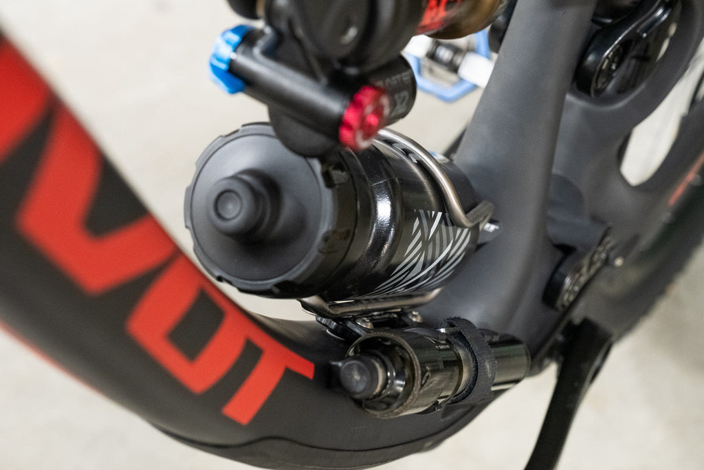 Wolf Tooth B-RAD Bottle Shift, bottle shifted clear of the shock on a full suspension frame
