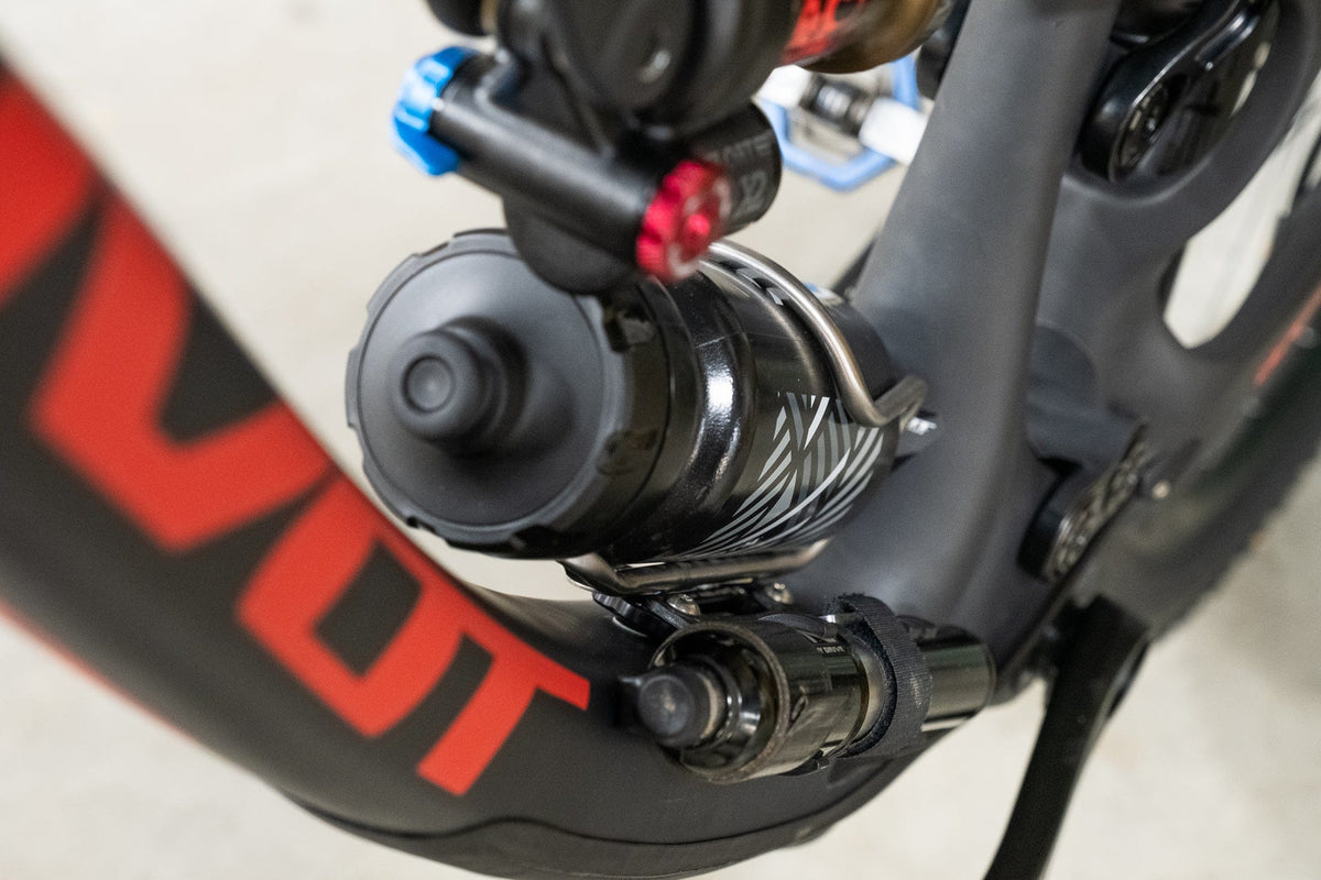 Wolf Tooth B-RAD Bottle Shift, bottle shifted clear of the shock on a full suspension frame
