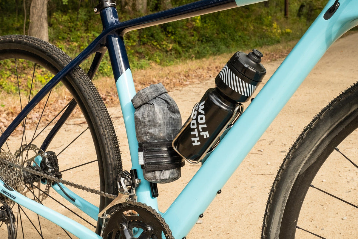 Wolf Tooth B-RAD TekLite Roll-Top Bag 1L, mounted under the down tube next to a bottle