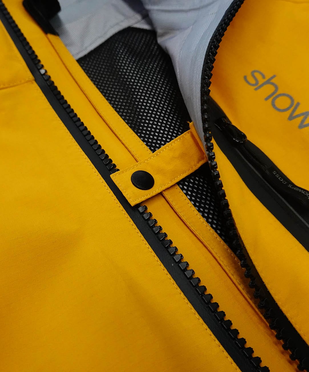 Men's Elite III Jacket, close-up of the collar snap and zipper